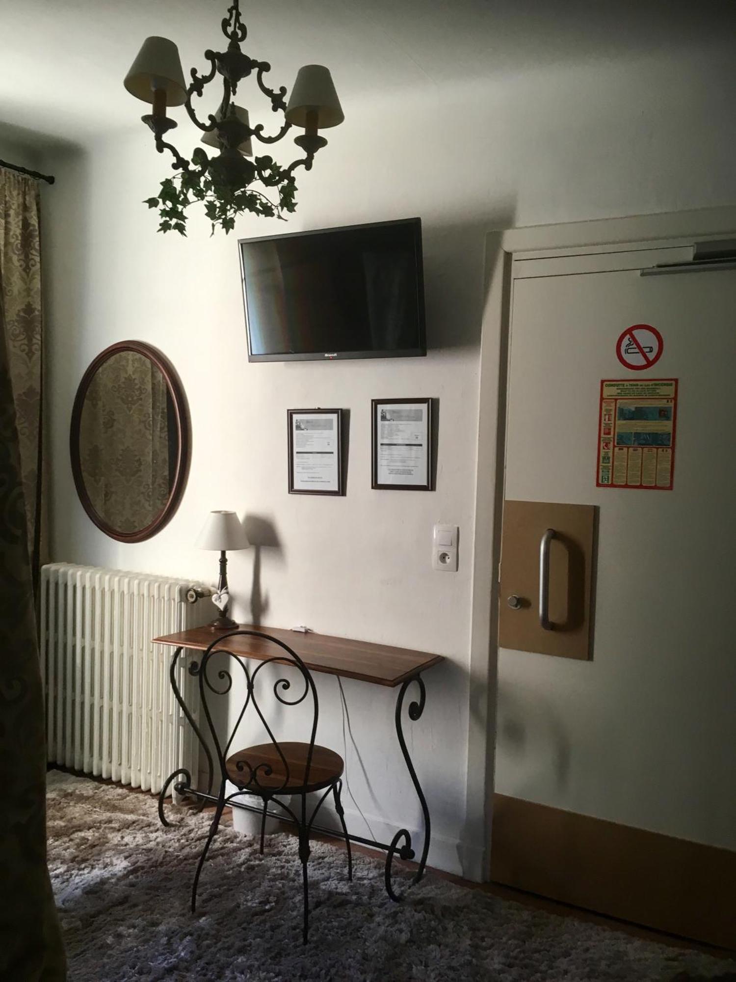 Hôtel Saint Louis chambres et appartement Lisieux Extérieur photo