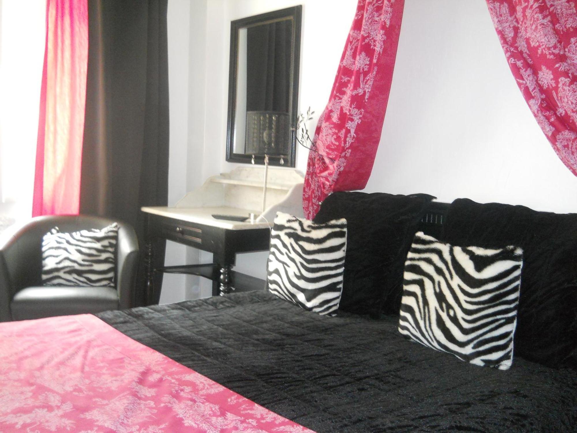 Hôtel Saint Louis chambres et appartement Lisieux Extérieur photo