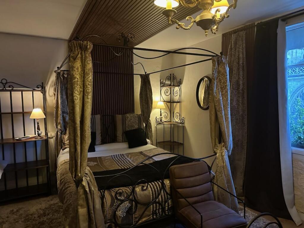 Hôtel Saint Louis chambres et appartement Lisieux Extérieur photo